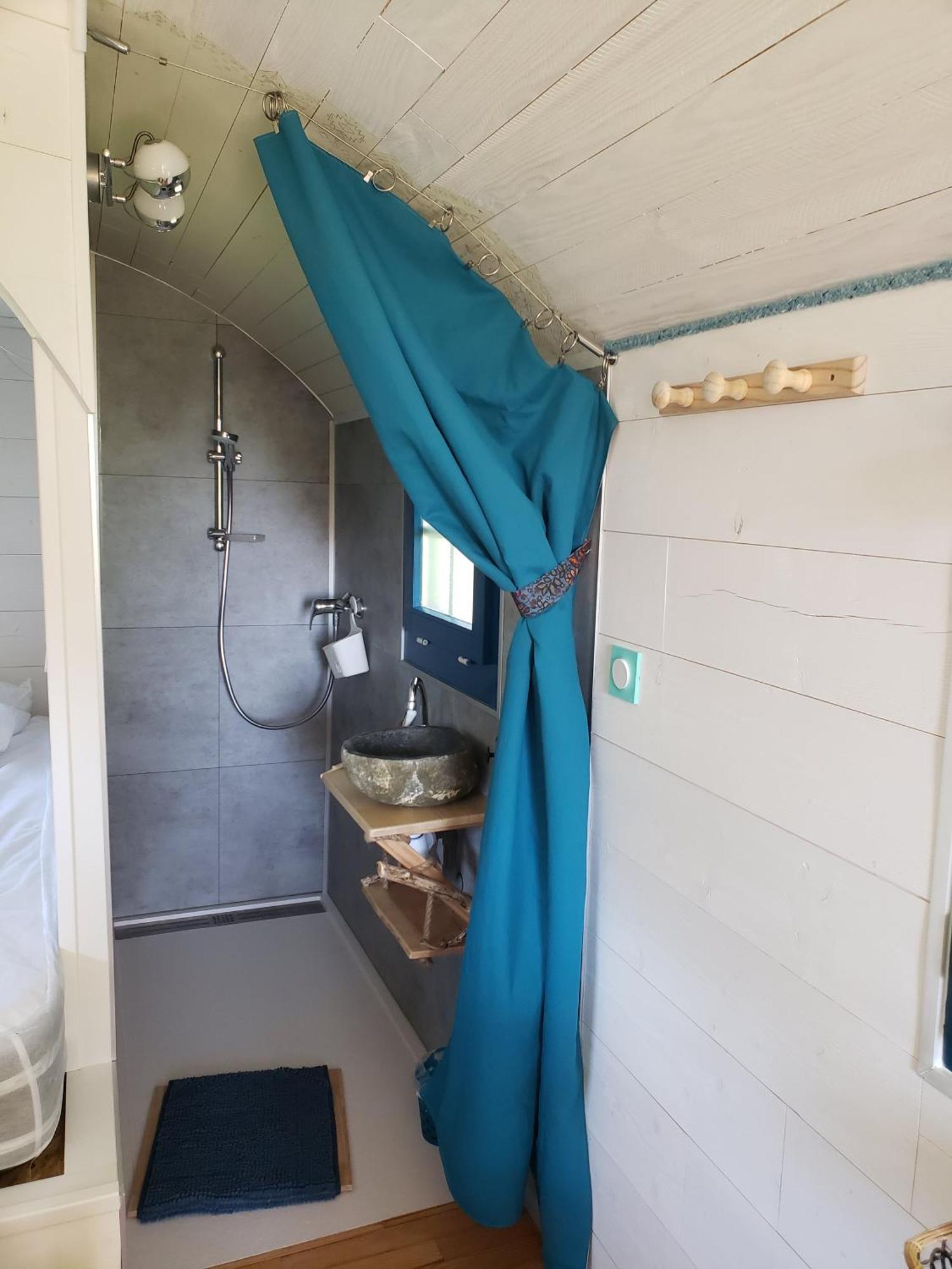 Leval  La Roulotte Tiny House Du Mond'Ideal المظهر الخارجي الصورة
