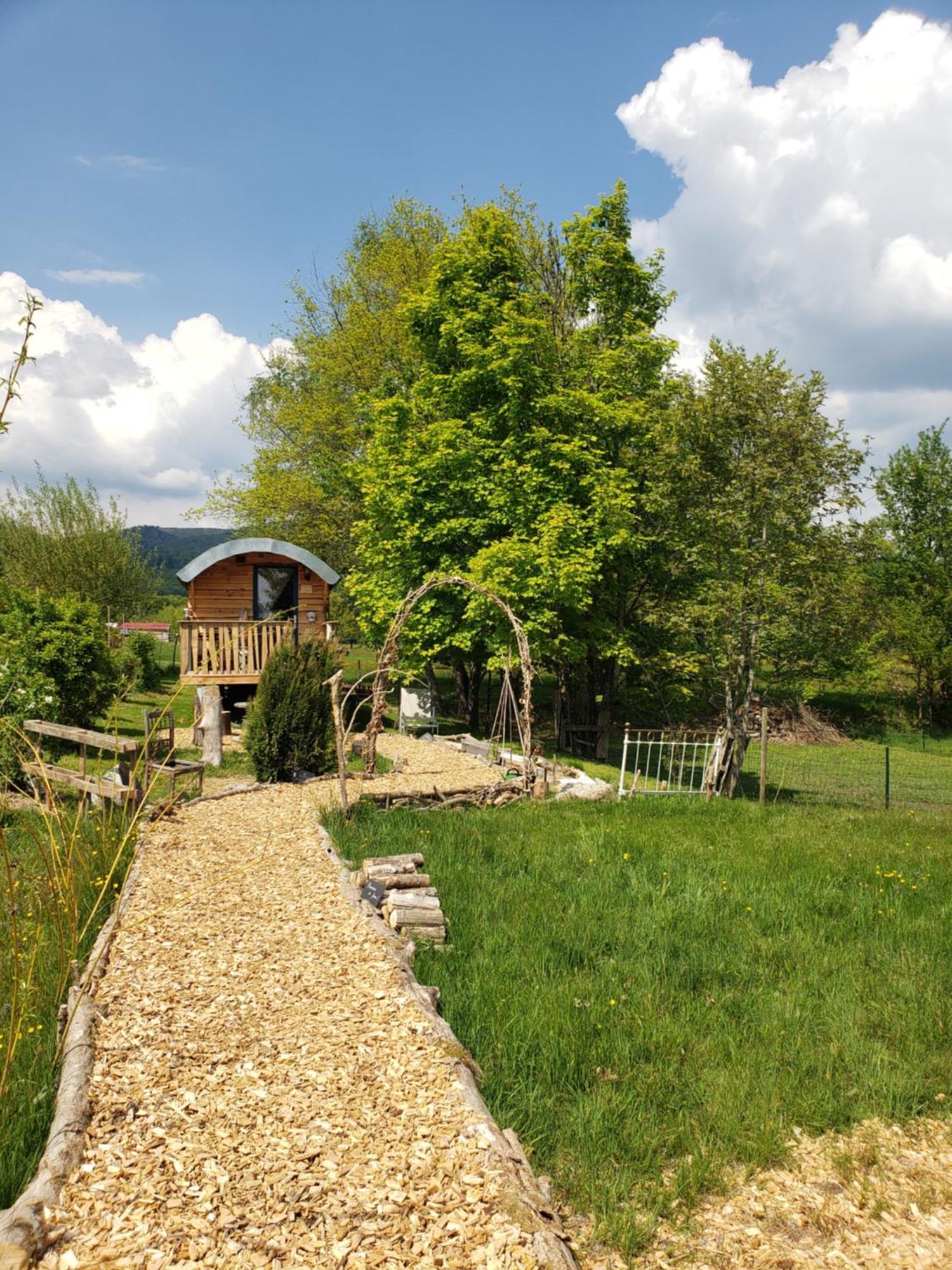 Leval  La Roulotte Tiny House Du Mond'Ideal المظهر الخارجي الصورة